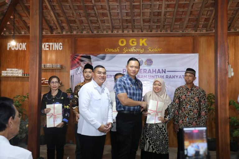 Menko AHY dan Wamen ATR/BPN Serahkan Sertipikat Tanah: Wujud Nyata Kolaborasi Pemerintah dan Masyarakat