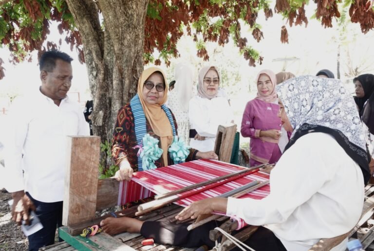 Norma Adios: Tenun Buton Selatan Harus Jadi Produk Unggulan Daerah