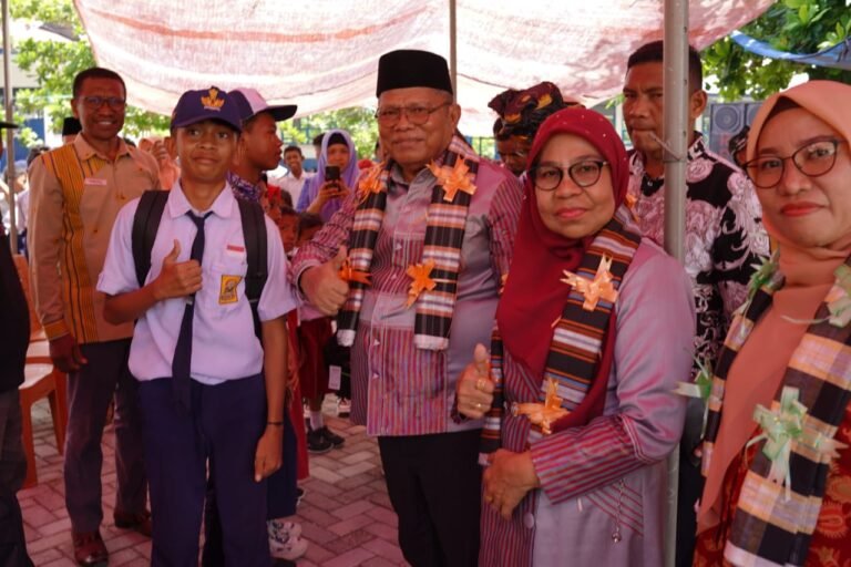 120 Siswa di Siompu Barat Terima Bantuan Seragam, Bupati Adios: Ini Program Asta Cita Presiden