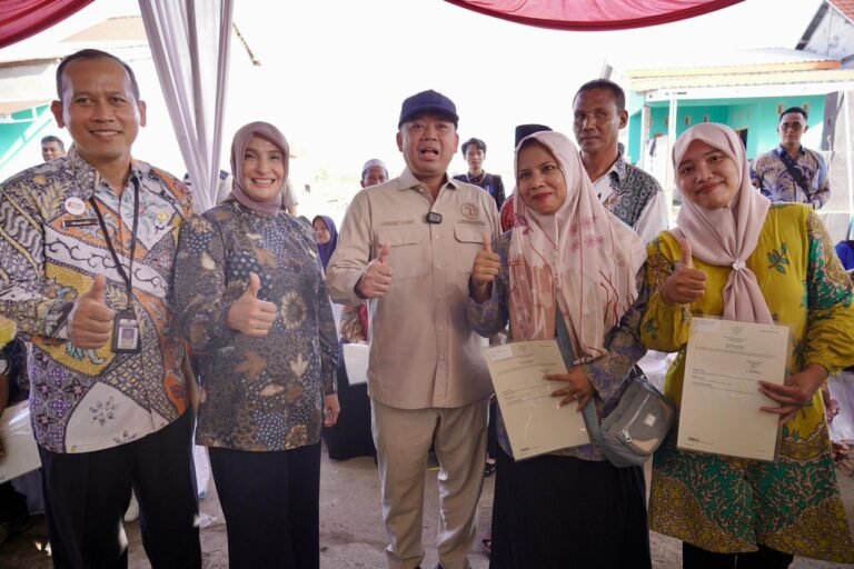 Menteri Nusron Distribusikan 546 Sertipikat Konsolidasi Tanah di Tiga Daerah