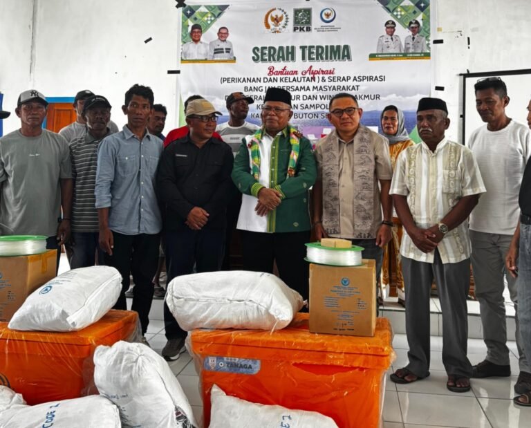 Nelayan Sampolawa Terima Bantuan Aspirasi Anggota DPR RI, Bupati Adios: Semoga Produktivitas Tangkapan Bisa Meningkat