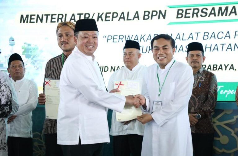 Kado Natal, Menteri ATR/BPN Serahkan Sertipikat Gereja Fransiskus Asisi