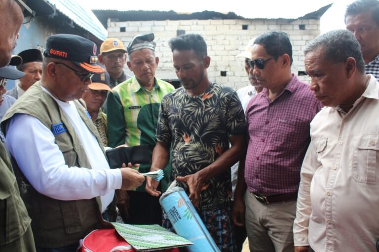 Respon Cepat Pemkab Buton Selatan, Bupati Adios Tinjau Kebakaran dan Besuk Lansia Korban Luka Bakar