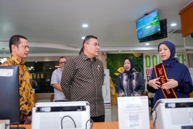 Perkuat Pelayanan Publik, Wamen Ossy Monitoring WBBM dan Serahkan Sertipikat di Sumut