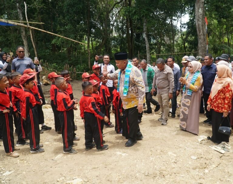 Resmikan Gedung SD Negeri 3 Jaya Bakti, Bupati Buton Selatan Soroti Akses Jalan dan Kesejahteraan Guru