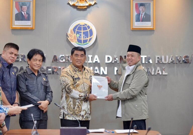 Menteri Nusron Serahkan Persub RTRW Sulawesi Utara 2025–2044, Tekankan Sinkronisasi Tata Ruang Daerah