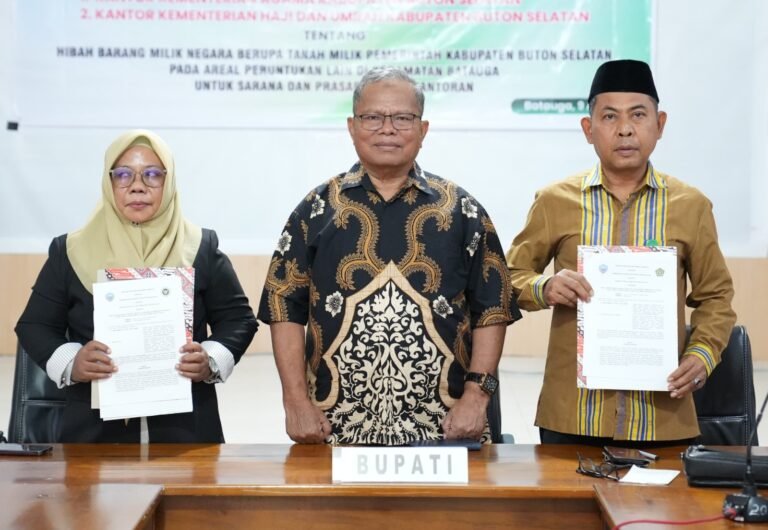Bupati Adios Serahkan Sertipikat Lahan, Langkah Awal Percepatan Pembangunan Kantor Kemenag Buton Selatan