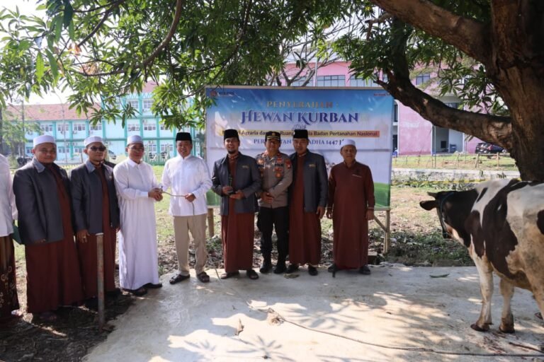 Serahkan Hewan Kurban di Ponpes Attaqwa, Menteri Nusron Tekankan Nilai Kepedulian Sosial