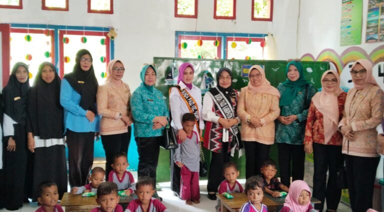 Kunjungi TK Batuawu, Bunda PAUD Buton Selatan Ajak Orang Tua Sekolahkan Anak Sejak Dini