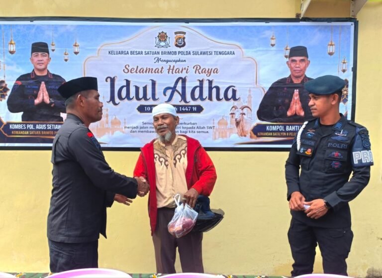 Batalyon B Pelopor Sat Brimob Polda Sultra Salurkan Daging Kurban untuk Masyarakat Buton Selatan