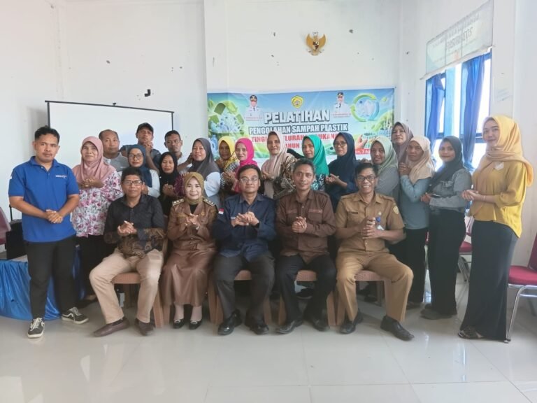 UM Buton Latih Warga Sukanayo Olah Sampah Plastik, Dorong Bank Sampah Jadi Sumber Cuan