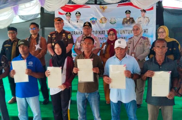 Serahkan 371 Sertipikat PTSL di Desa Gaya Baru, Kakantah Buton Selatan: Ini Jawaban Atas Kepastian Hukum Tanah Warga