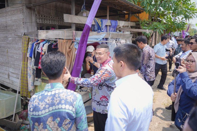 Dukung Program 3 Juta Rumah, Wamen Ossy Serahkan Sertipikat Tanah bagi MBR